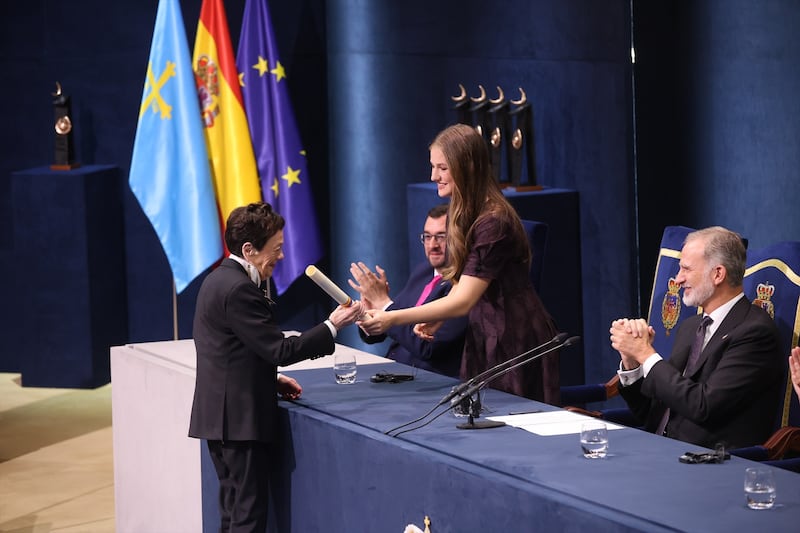 En su intervención, Iturbide ha ido más allá de esa vínculo con México. "Me considero una ciudadana del mundo", ha subrayado. "El arte fotográfica no tiene fronteras, no necesita visas", ha asegurado antes de criticar las restricciones, en aparente alusión a Trump, a los movimientos migratorios.