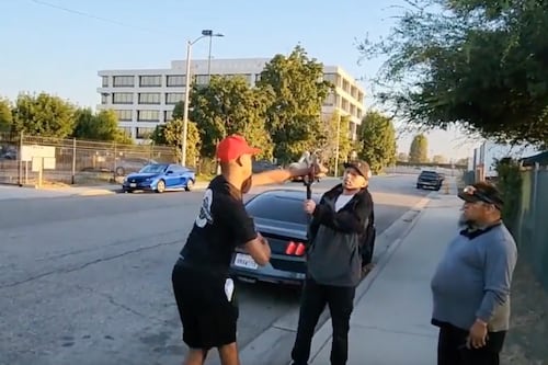 Automovilista agrede a camarógrafo y el karma le llega de inmediato