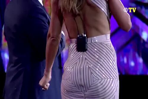 Con este sensual beso los animadores dieron broche de oro a Viña 2016