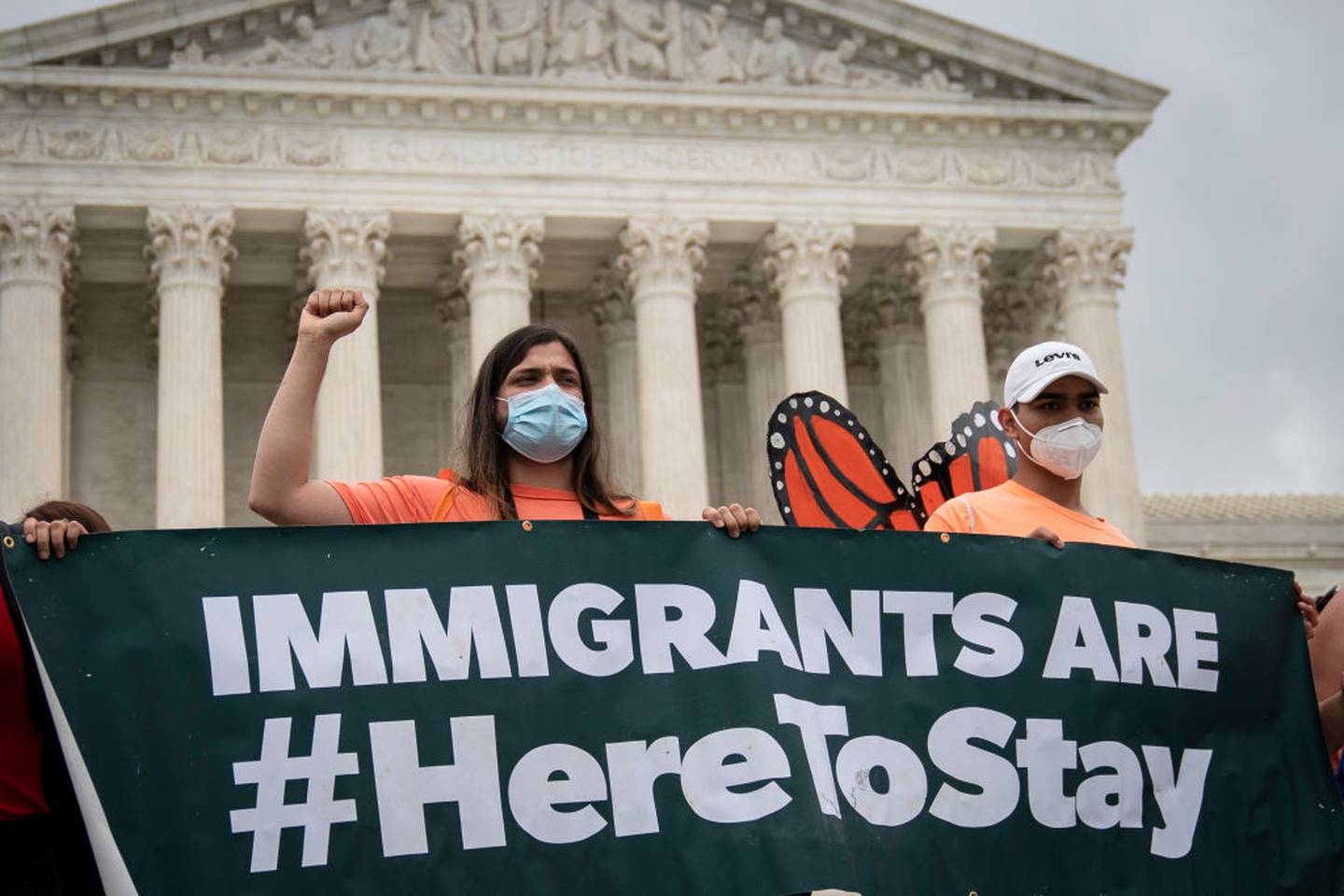Migrantes se manifiestan en la Suprema Corte de Estados Unidos.