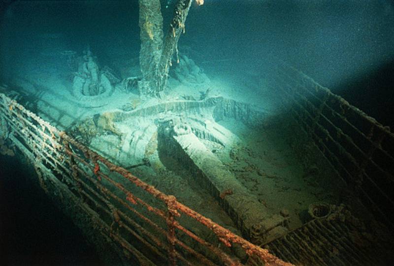 Un ancla de repuesto se encuentra en su pozo en la proa del Titanic naufragado.