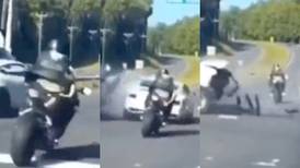 ¡No le tocaba! Motociclista evita choque contra vehículos y salva su vida