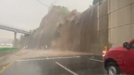Cascadas e inundaciones obstruyen paso a vehículos en autopista Naucalpan-Toluca