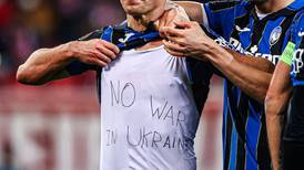 Se presentan manifestaciones contra la guerra en Ucrania en la Europa League