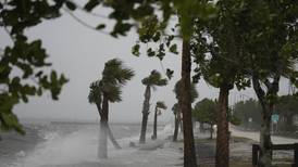 Nicole, un inusual huracán que podría devastar aún más las playas de Florida
