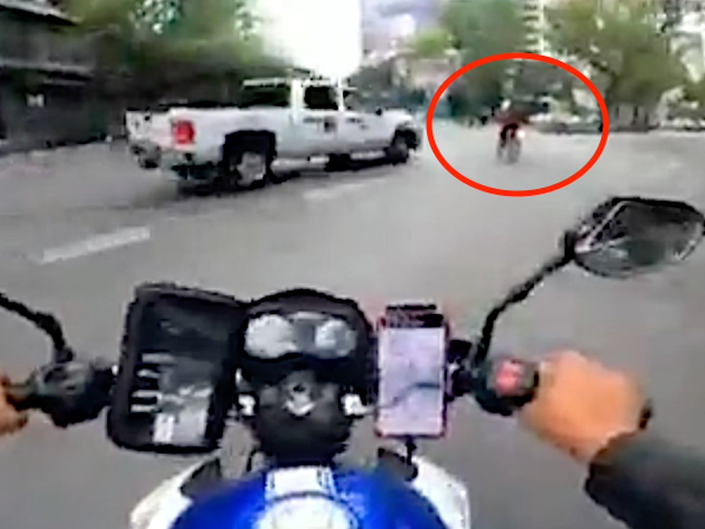 CDMX: Camioneta de Protección Civil atropella a ciclista y se escapa