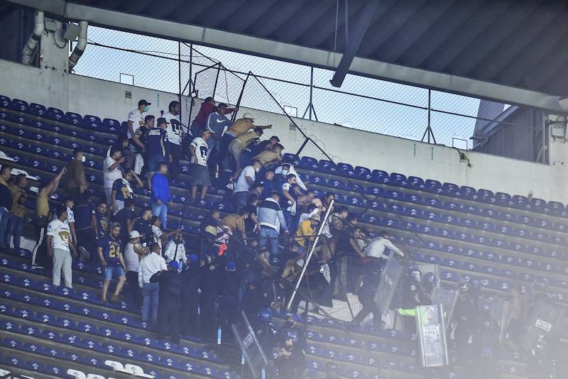 Presos de frustración, los aficionados de Pumas se pelearon contra ellos, con la policía y con seguidores del América al finalizar el Clásico capitalino