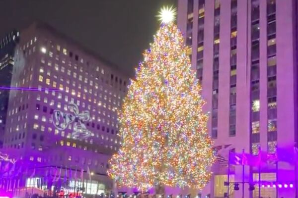 ¡Ya llegó la Navidad! Encienden el tradicional árbol del Rockefeller Center en NY