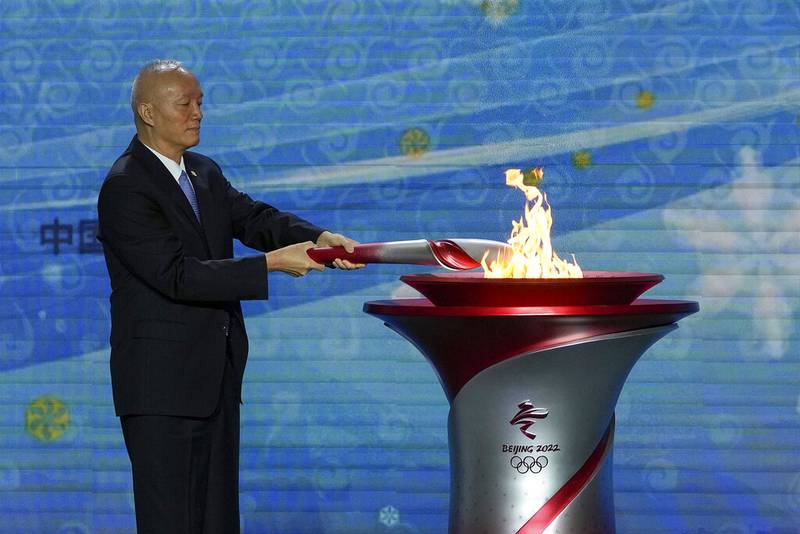 El secretario del Partido Comunista de Beijing, Cai Qi, recibió la llama olímpica en medio de un dispositivo de seguridad tras la protestas en Atenas