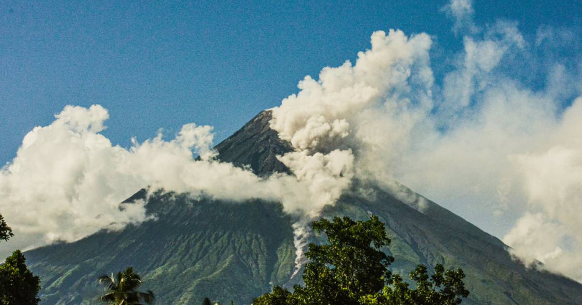 Mereka menaikkan tingkat siaga di dekat Gunung Berapi Mayon, dan meminta evakuasi di wilayah Filipina