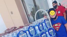 Niño de Nuevo Laredo aplica uñas a cambio de botellas de agua para donar a Nuevo León