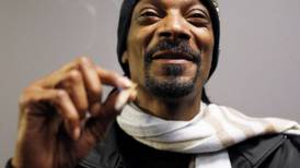 Internautas reprochan que Snoop Dogg no dejó de fumar; ¡Todo fue un engaño!