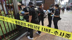 Hombre ataca con cuchillo a transeúntes en Seúl; deja 1 muerto y 3 heridos