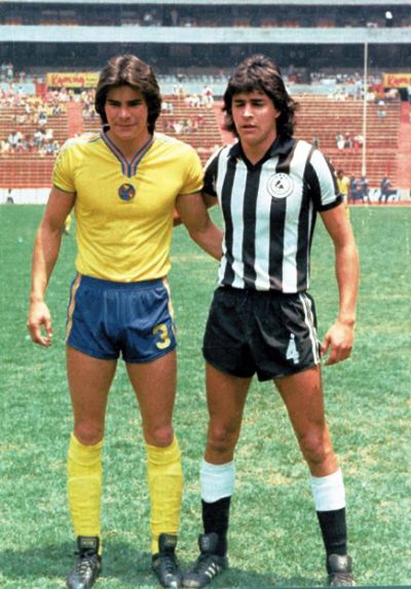 El "Capitán Furia" y su hermano "Flaco" en la cancha del Estadio Azteca