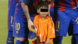 Niño que hizo jersey de plástico de Messi pide ayuda para salir de Afganistán
