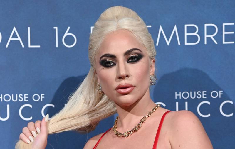 Lady Gaga en la presentación de House of Gucci, tomándose el cabello.