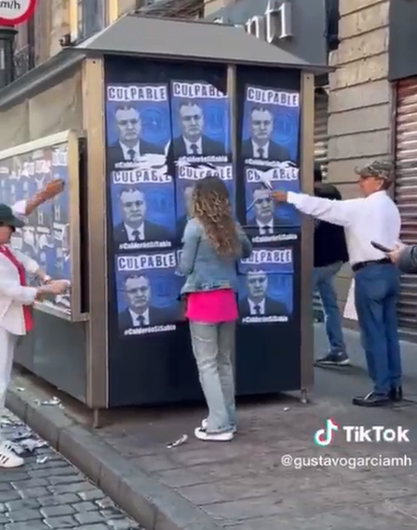 Manifestantes en apoyo al INE retiran los carteles contra García Luna