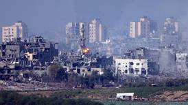 Israel denuncia que permanecen en Gaza 135 rehenes en manos de Hamás