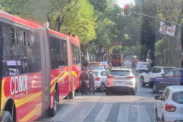 ¡Tráfico infernal! Choque entre Metrobús de la Línea 1 y auto colapsa Insurgentes Sur