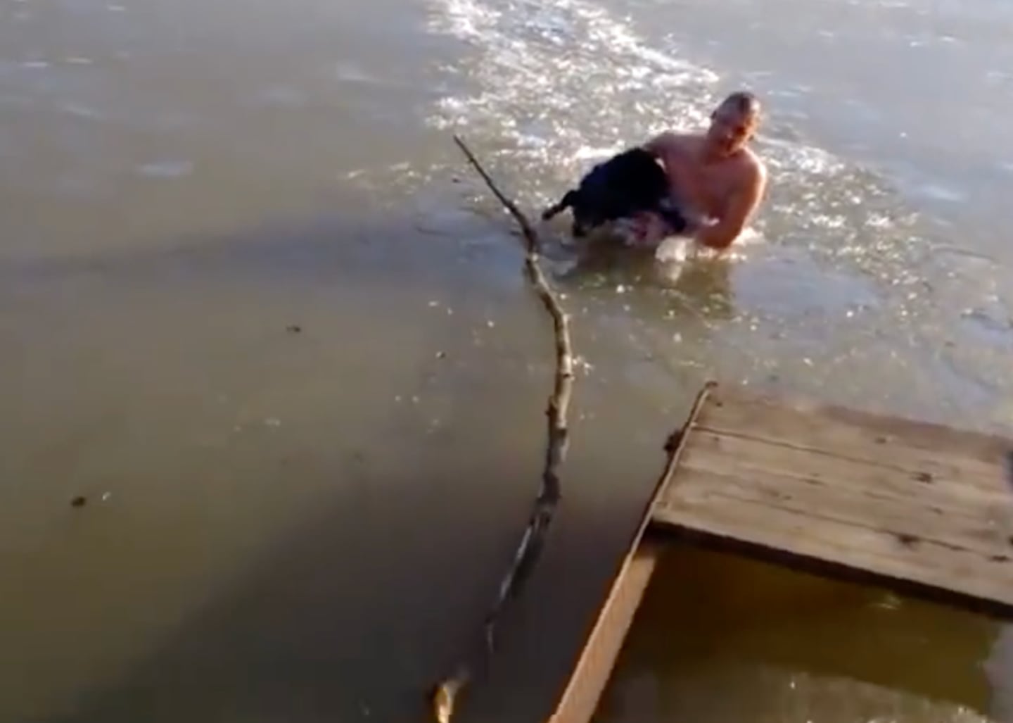 Hombre salta a un lago congelado 
para salvar la vida de un perro