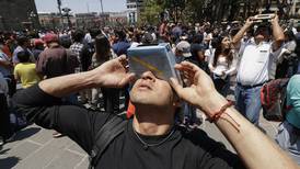 Más de mil 500 personas acuden al Zócalo para observar el eclipse solar 2024