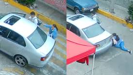 Mujer corre tras automóvil para frenar supuesto secuestro de su hija en Naucalpan