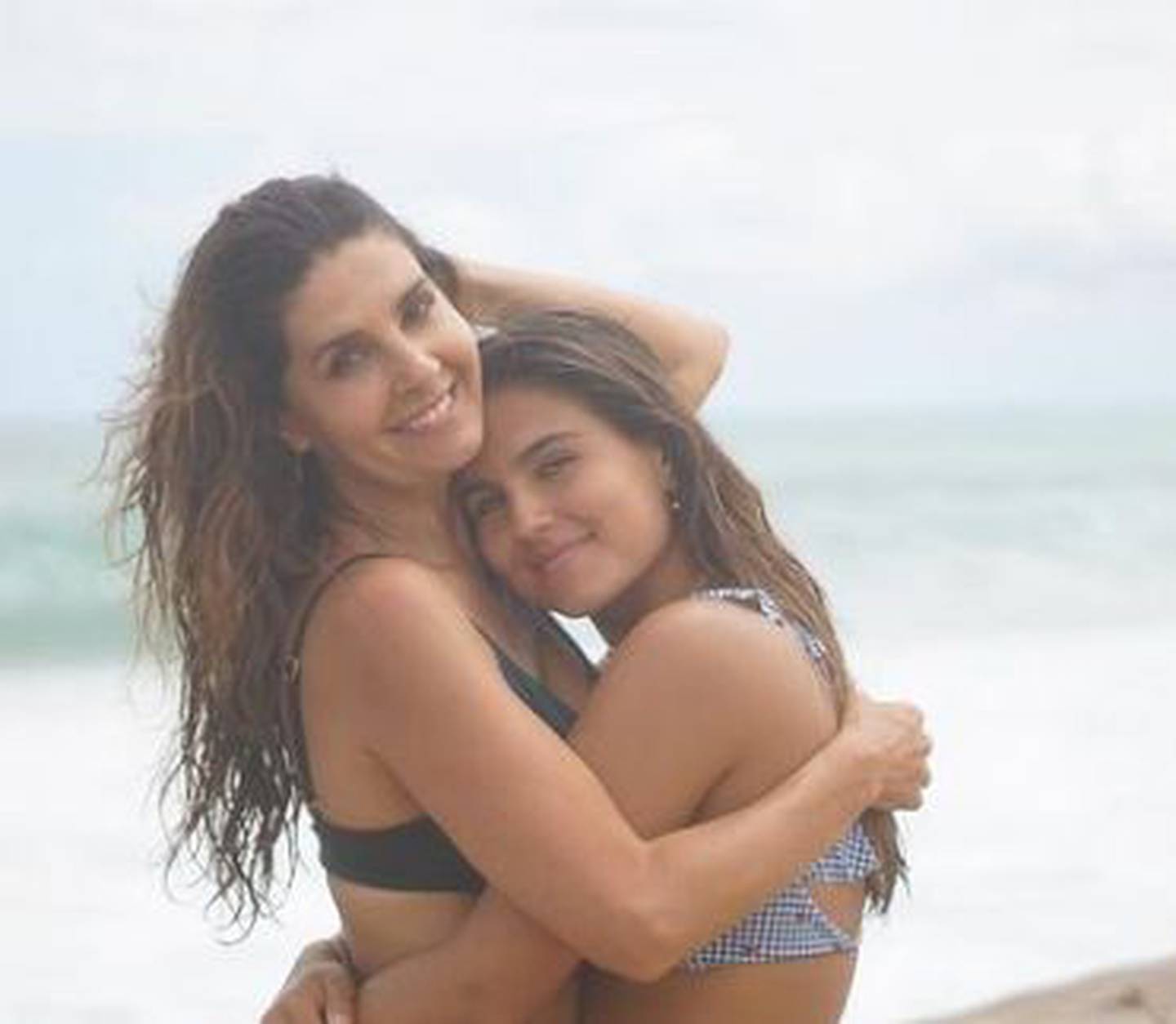Mayrín Villanueva y su hija en traje de baño la rompen en Instagram
