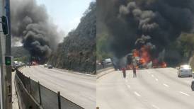 Autopista México-Querétaro queda bloqueada tras fuerte accidente