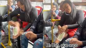 ¡Sin pena! Mujer se depila las piernas en transporte público de Bogotá