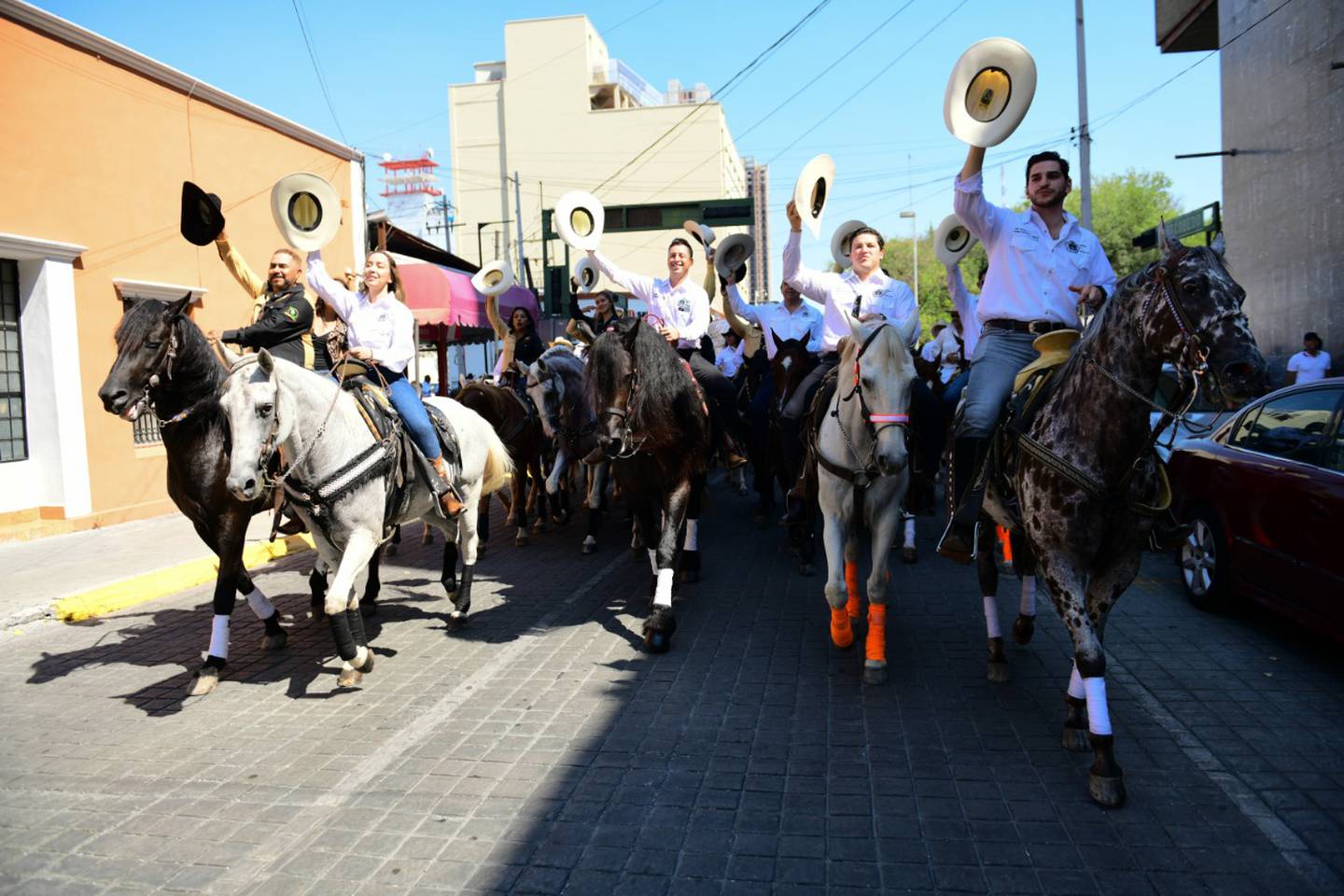 Jinetes y caballos deslumbraron al público que se congregó para ver el recorrido.