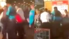 ¡Las ofertas los alteran! Clientes pelean en centro comercial de Puebla